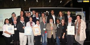 Die groot groep wenners, met Glenda Kitley 5de van links met Gansbaai se sertifikaat as Algehele Wenner